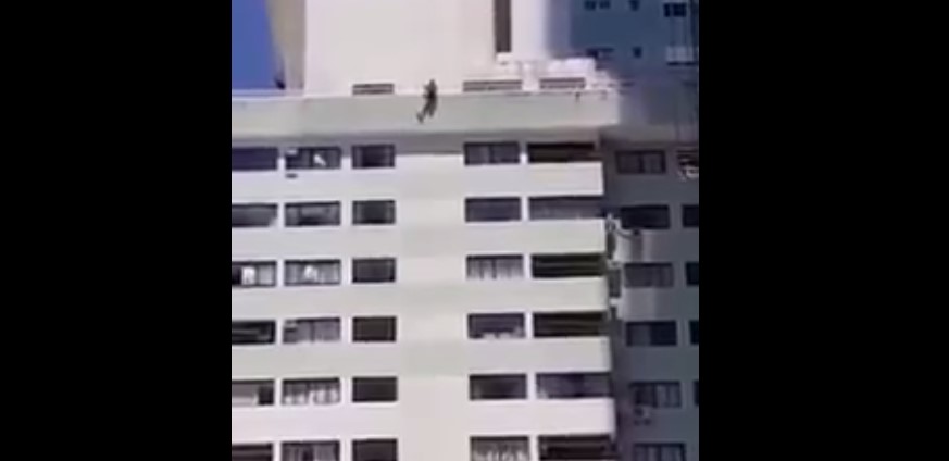 Jovem enlouquecido cometeu suicídio ao se jogar do 17° andar de prédio – Cenas fortes