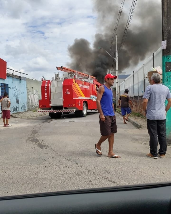 Micro-ônibus pega fogo na Zona Leste de Manaus