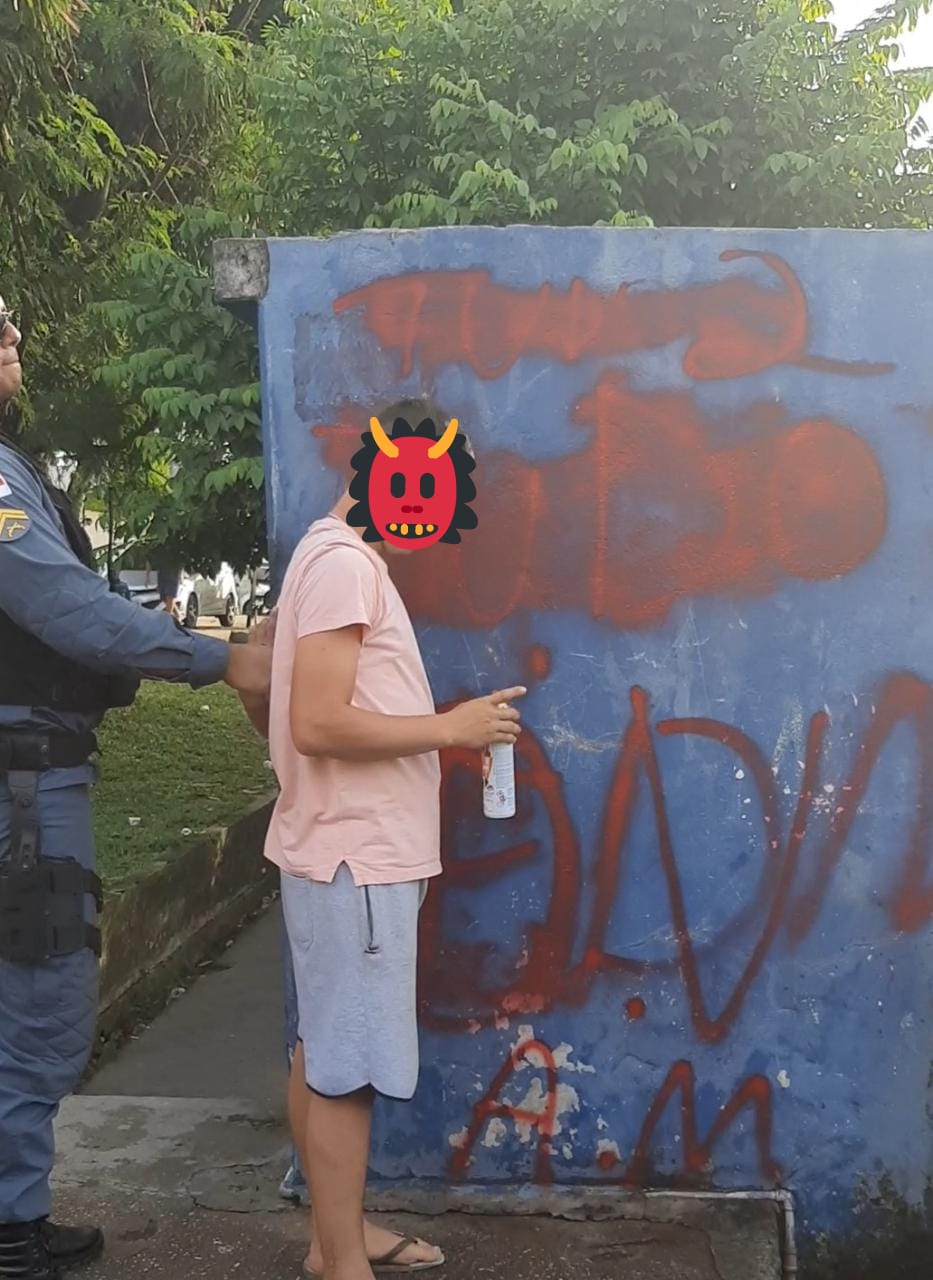 Homem é preso pichando a sigla CV no muro de uma creche na Compensa