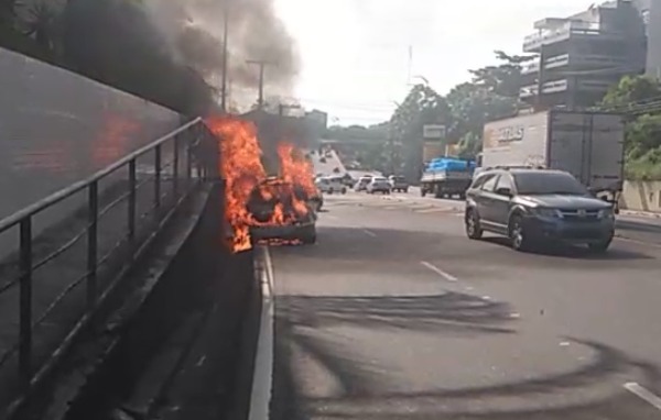 Urgente: carro pega fogo na avenida Mario Ypiranga; veja vídeo