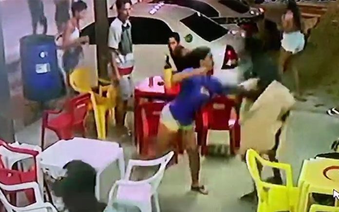 Morador de rua é morto a facadas por mulher em estabelecimento; veja vídeo