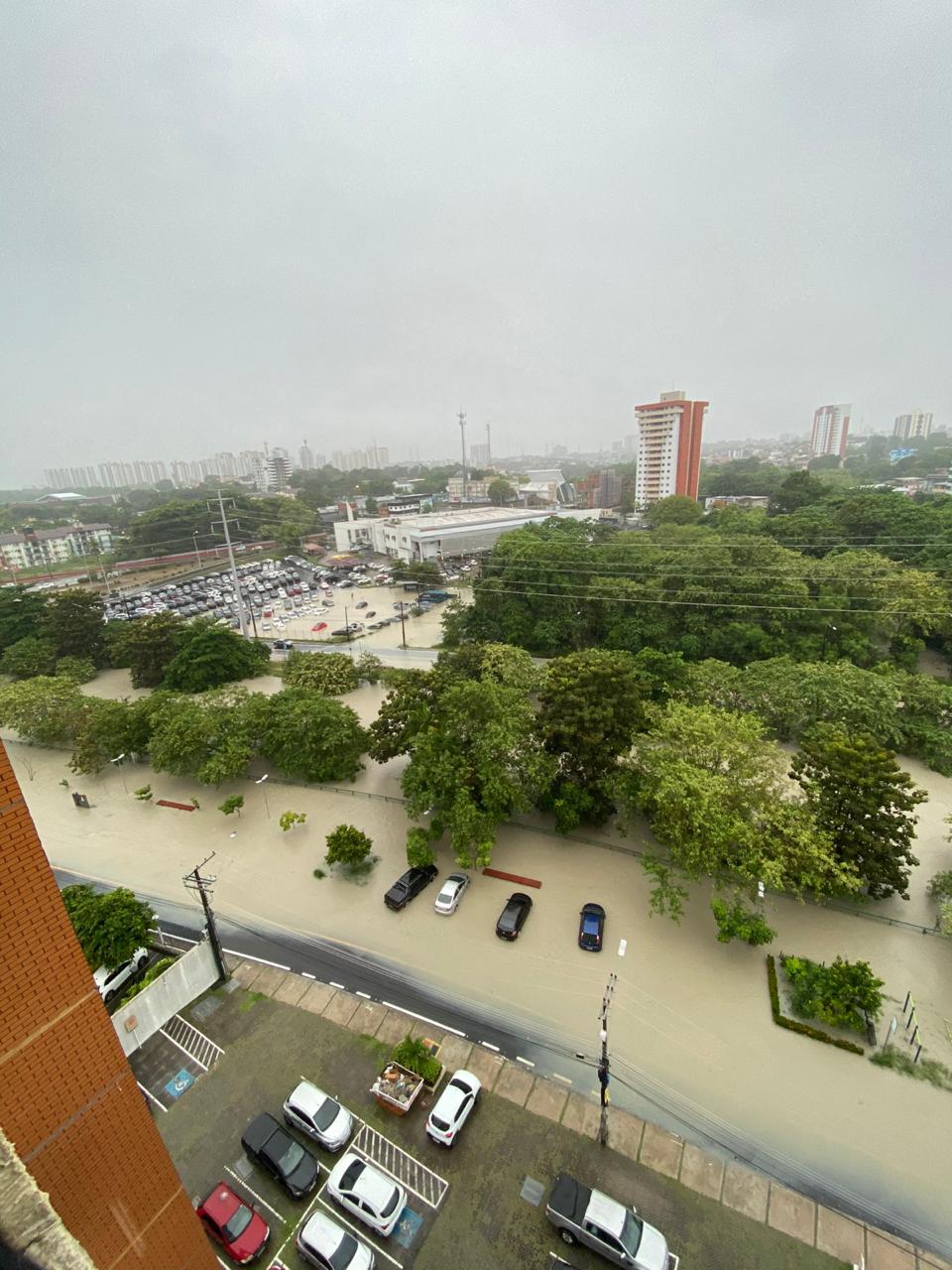 Pátio da Concessionária Shizen-Honda alagado e vários carros debaixo d’água em Manaus – veja vídeo