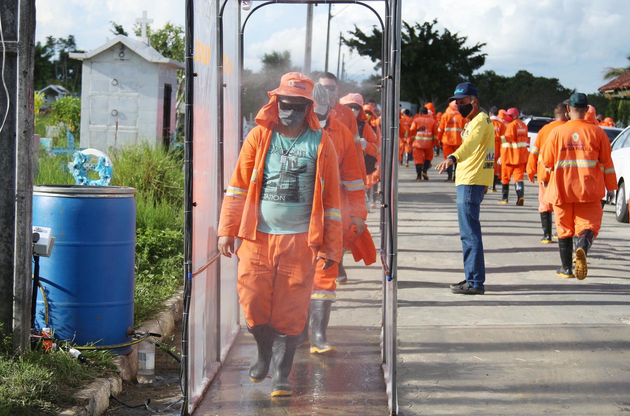Prefeitura instala cabine de sanitização para funcionários do cemitério