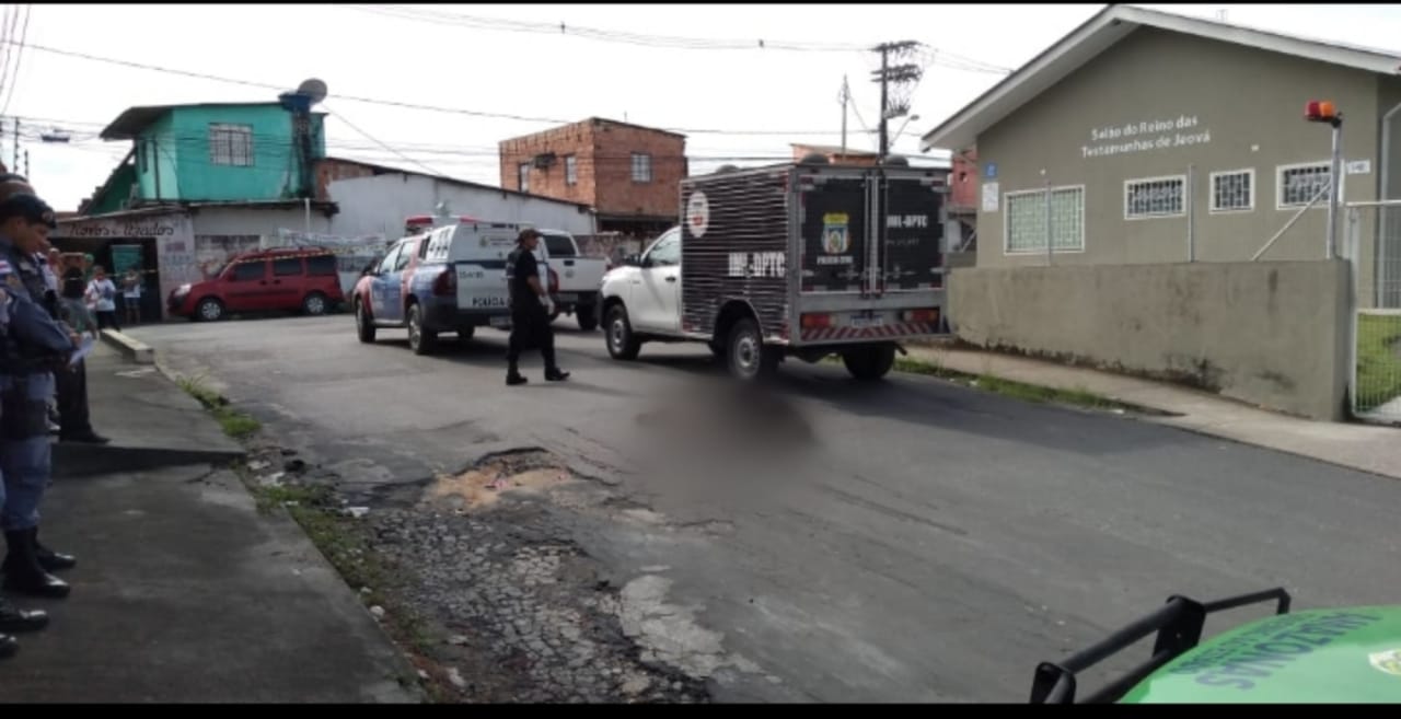 Homem é assassinado a tiros no bairro Cidade de Deus; imagens fortes