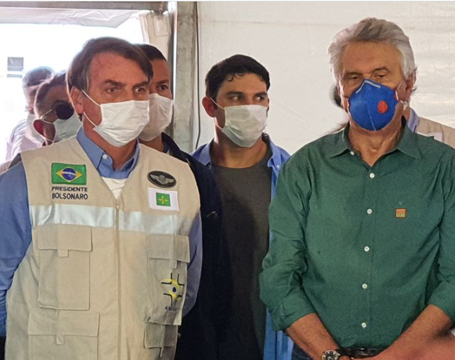 Bolsonaro visita obra de hospital de campanha em Goiânia