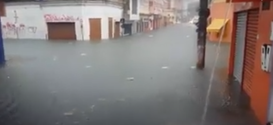Assustador: Ruas do centro de Manaus totalmente alagadas; veja o vídeo