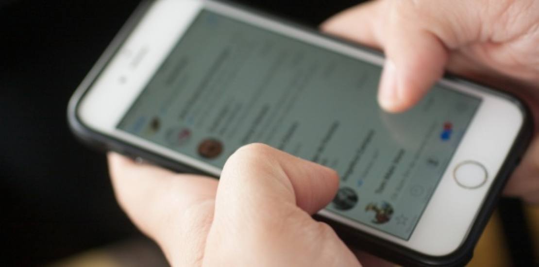 Mulher é agredido pelo esposo após achar vídeos eróticos no celular dele