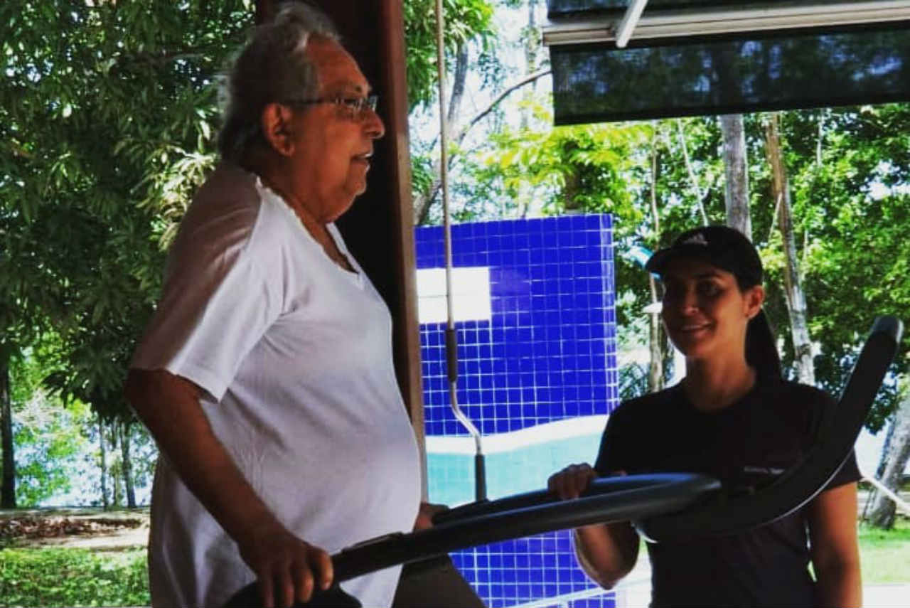 Amazonino Mendes passa por exames em SP e afirma que está tudo bem