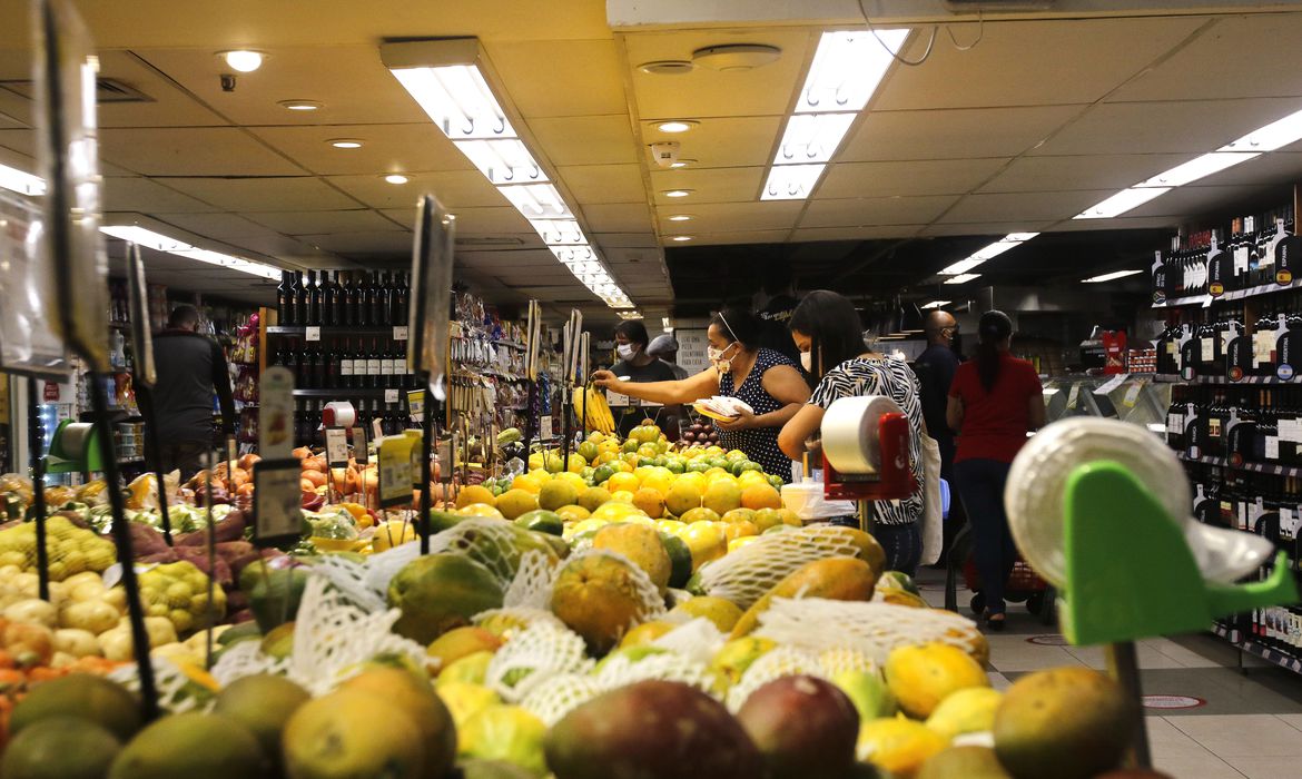 Cesta de compras de famílias de renda mais baixa tem queda de preços
