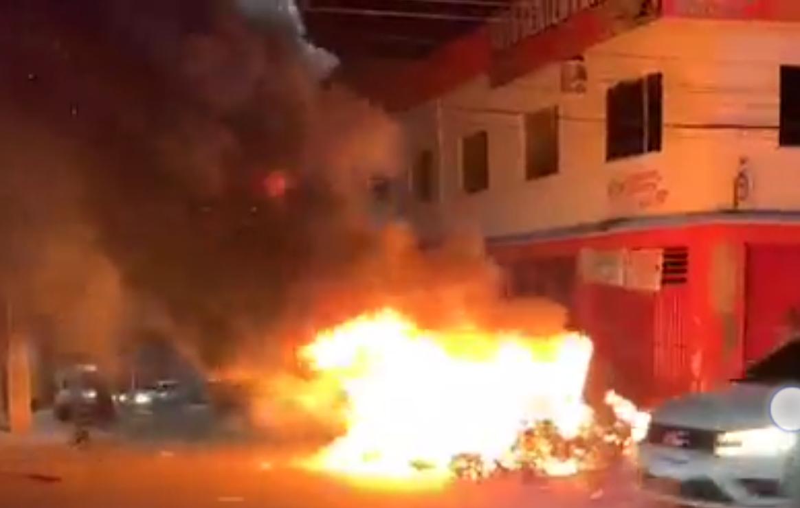 Moradores ateiam fogo por falta de energia elétrica na Zona Leste