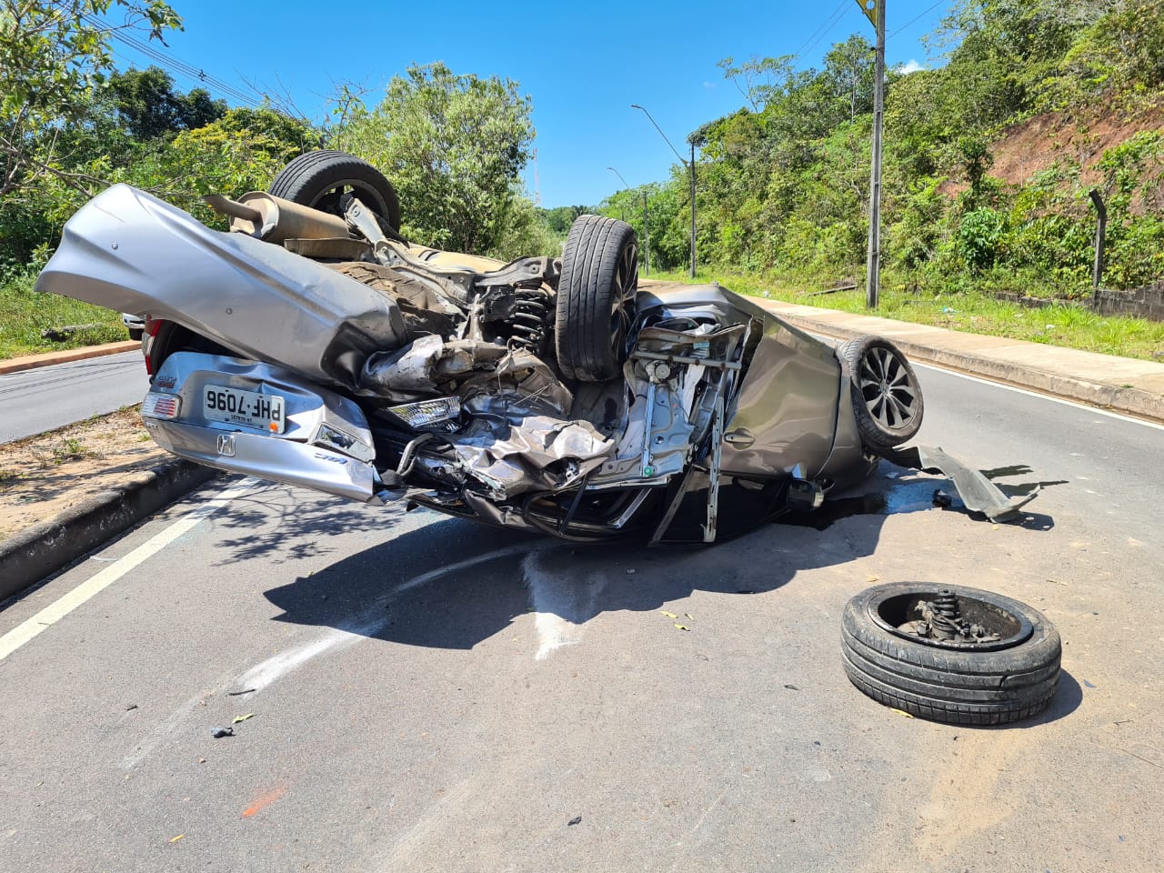 Grave acidente deixa um carro capotado e uma bmw em chamas em Manaus; veja o vídeo