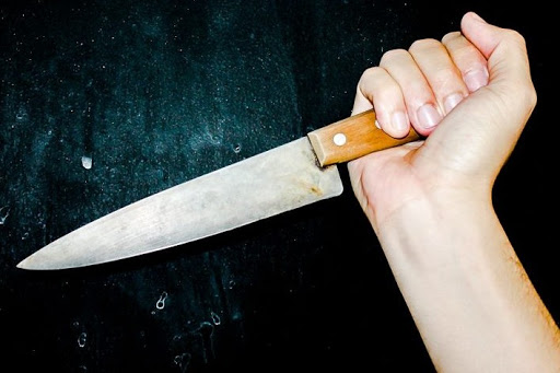 Mulher é esfaqueada e jogada de veículo em  Manaus