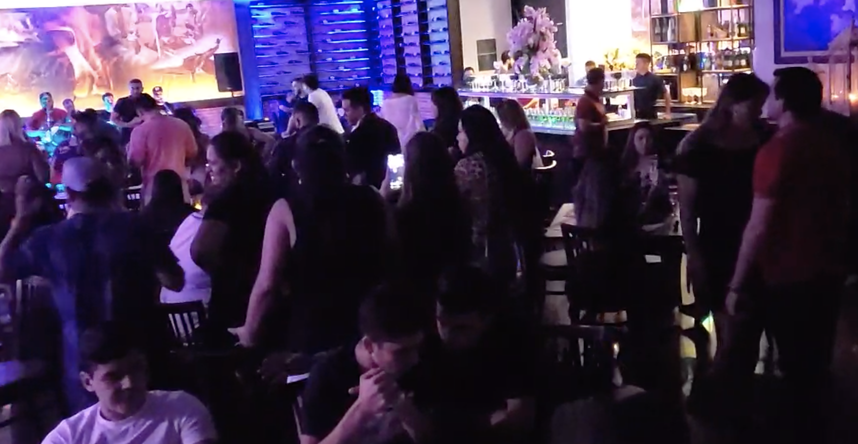 Aglomeração, pagode e todos sem máscaras na churrascaria Búfalo. Rico pode tudo, covid que se cuide!