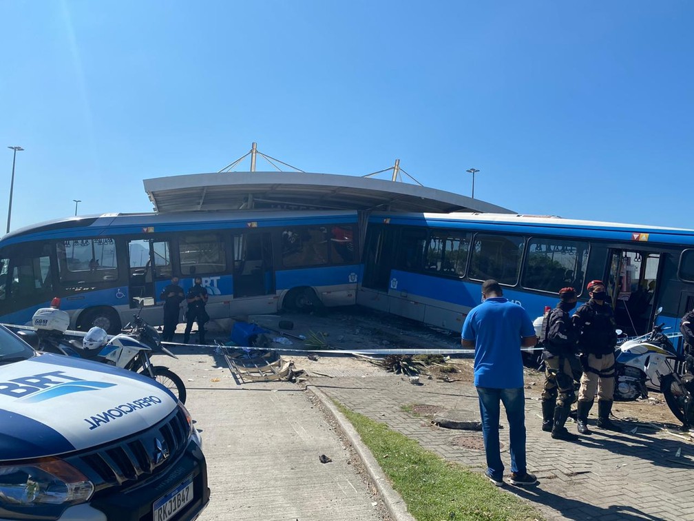 Ônibus invade estação do BRT na Barra da Tijuca e deixa ao menos 15 pessoas feridas