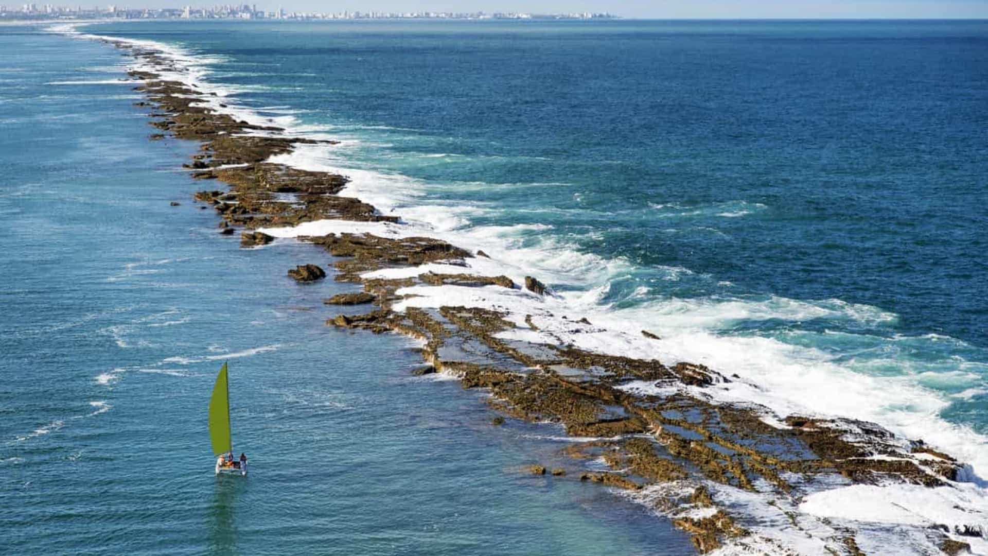 Casal terraplanista italiano se perde ao navegar em busca do fim do mundo