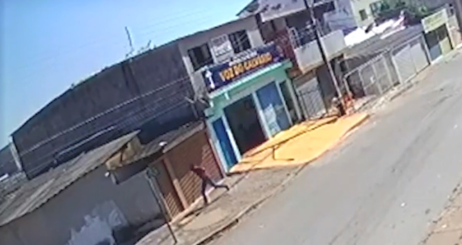 Vídeo mostra momento em que assassino atira pelas costas em pastor que rezava ajoelhado