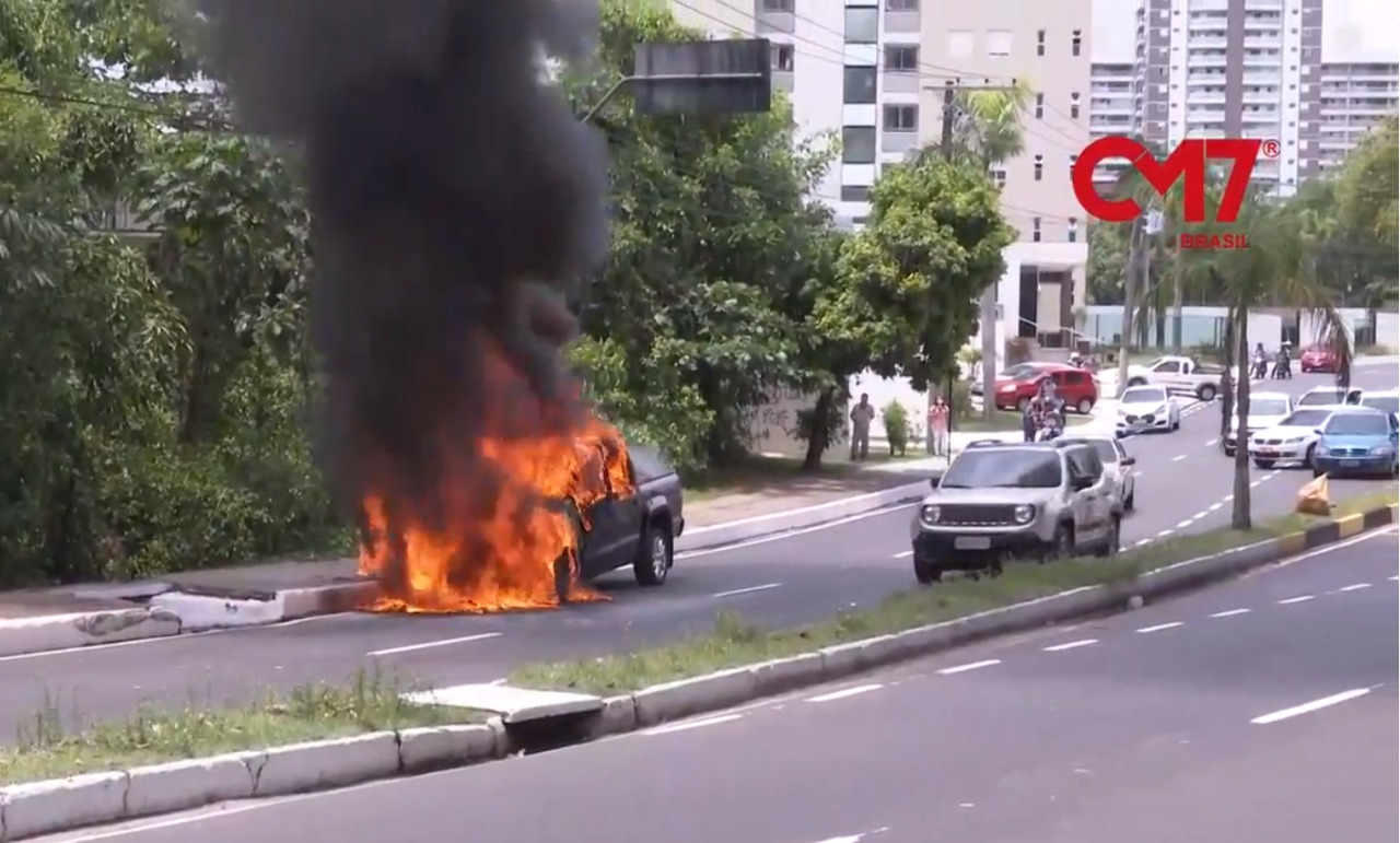 Exclusivo: carro pega fogo e explode em avenida movimentada de Manaus; veja vídeo