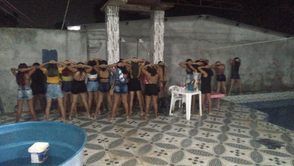 Festa clandestina lotada de “blindadas” e regado a drogas é encerrada pela polícia em Manaus; veja o vídeo