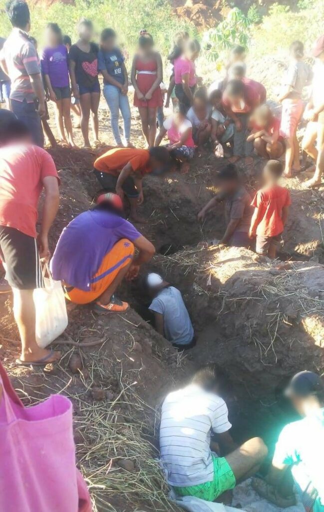 Fugindo da fome, moradores de Porto Iguaçu desenterram frangos podres descartados