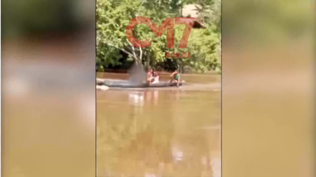 Sem ponte, pai atravessa rio de canoa e leva corpo de filho no colo até IML; veja vídeo