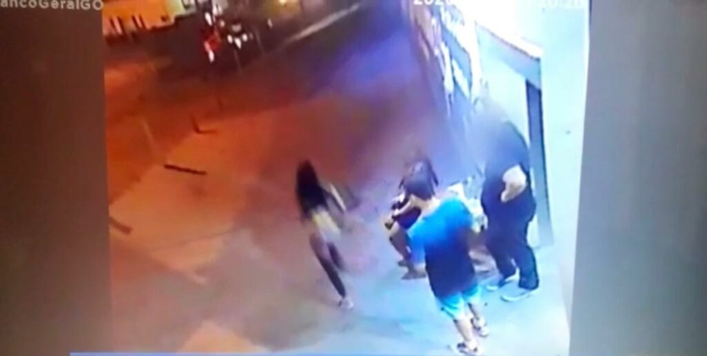 Policial Militar entrega revólver para namorada assassinar garota de programa; veja vídeo
