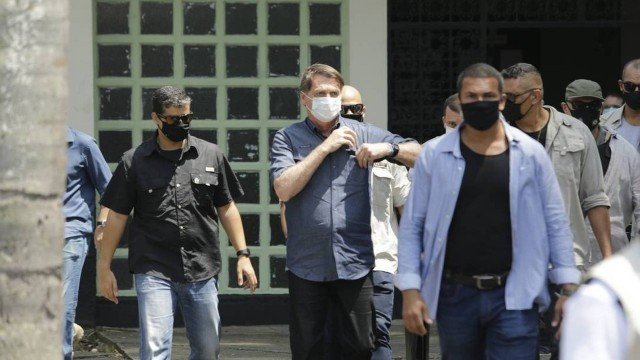 Presidente Jair Bolsonaro vota na Vila Militar, no Rio de Janeiro
