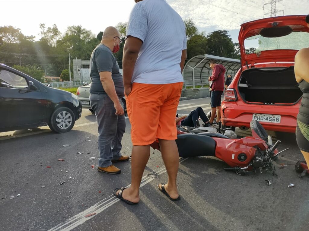 Acidente na Avenida das Flores deixa trânsito quilométrico nesta quinta-feira; veja
