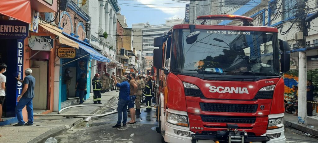Loja de calçados pega fogo no Centro de Manaus nesta quarta-feira (06)