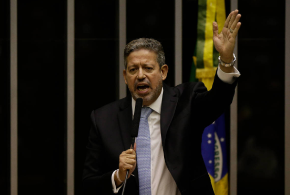 Artur Lira é eleito novo presidente da Câmara dos deputados com 302 votos