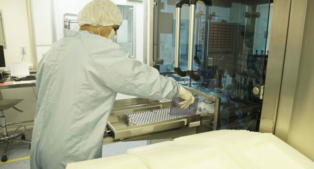 Fiocruz prevê produção de 1 milhão de vacinas por dia até final do mês