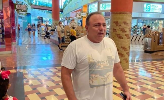 Ex-ministro da Saúde, Eduardo Pazuello é flagrado sem máscara no Manauara Shopping