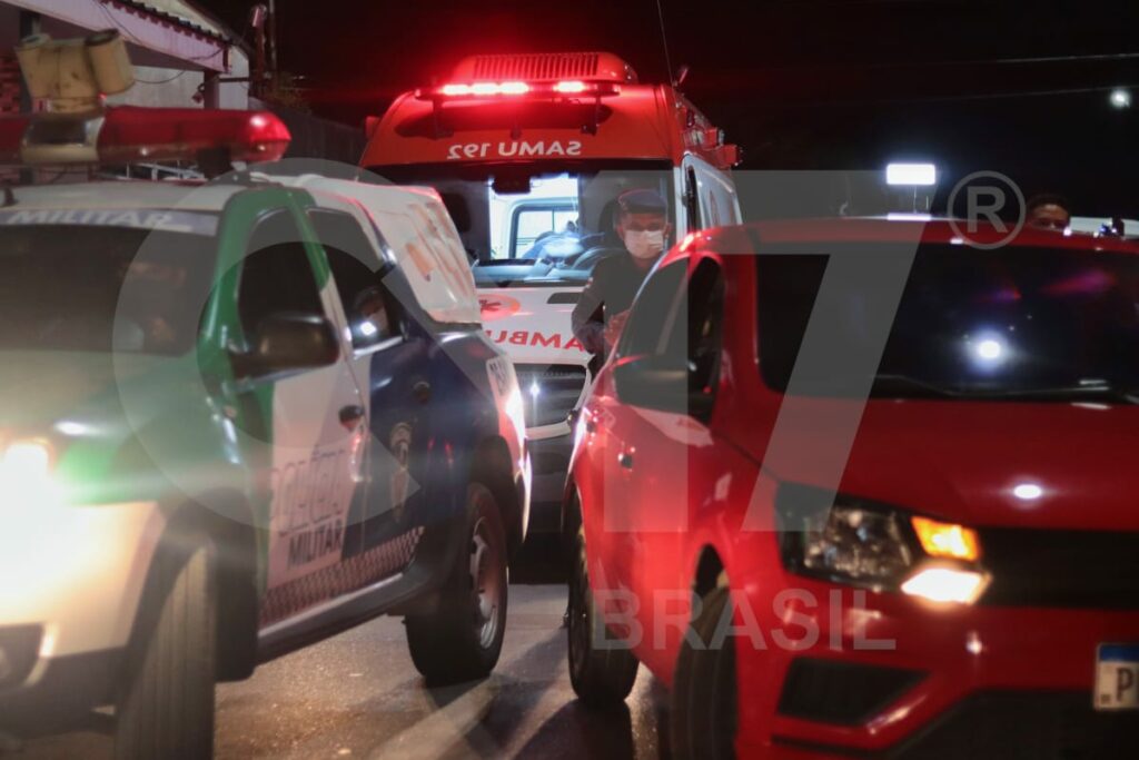 Assaltante é espancado por populares e leva tiro da própria arma na Cidade de Deus; imagens fortes