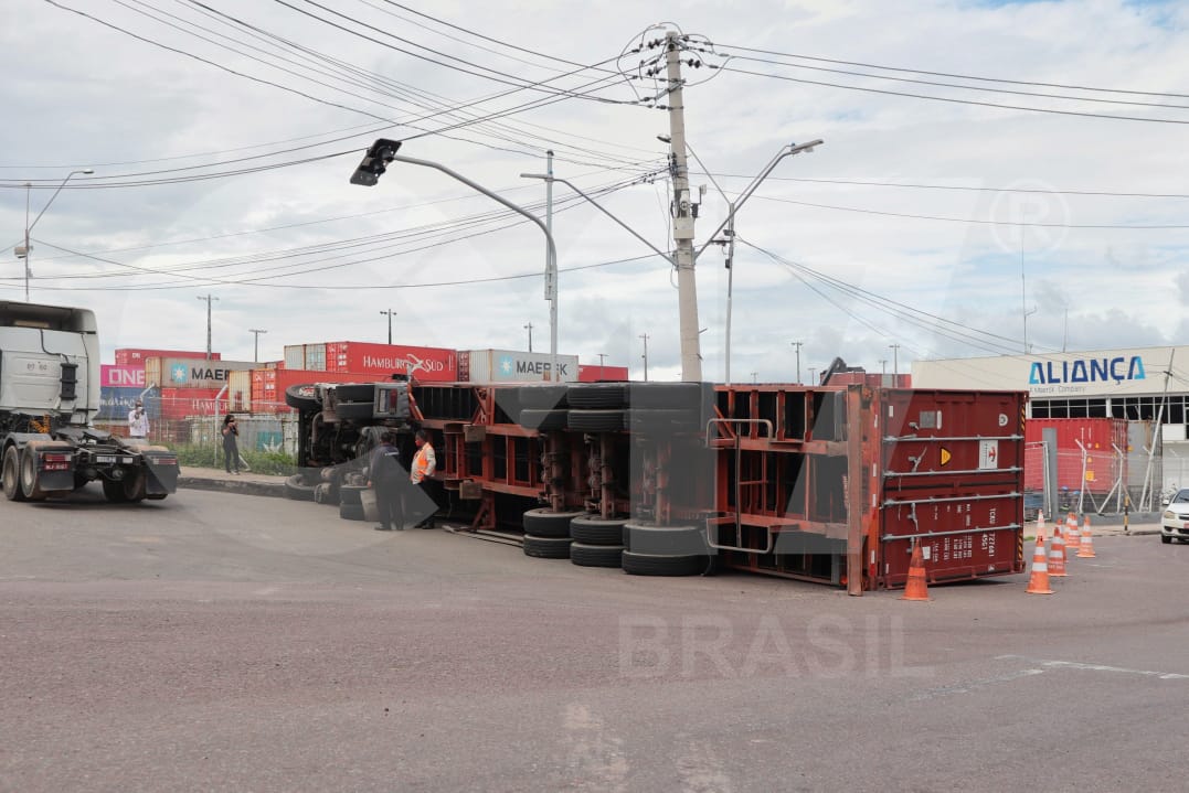 Carreta tomba no meio da rua e deixa o trânsito da zona sul de Manaus um caos
