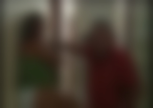 Desesperador: filha chora e grava o momento em que a própria mãe é quase morta pelo padrasto; cenas fortíssimas