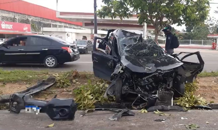 Homem fica preso nas ferragens e tem carro destruído durante grave acidente na avenida Max Teixeira; veja vídeos
