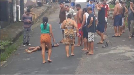 Jovem de moto para apenas para pedir uma informação e acaba sendo brutalmente assassinado em Manaus