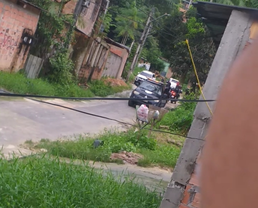 Homem troca tiros com a Rocam e acaba morto  em Manaus; veja o vídeo