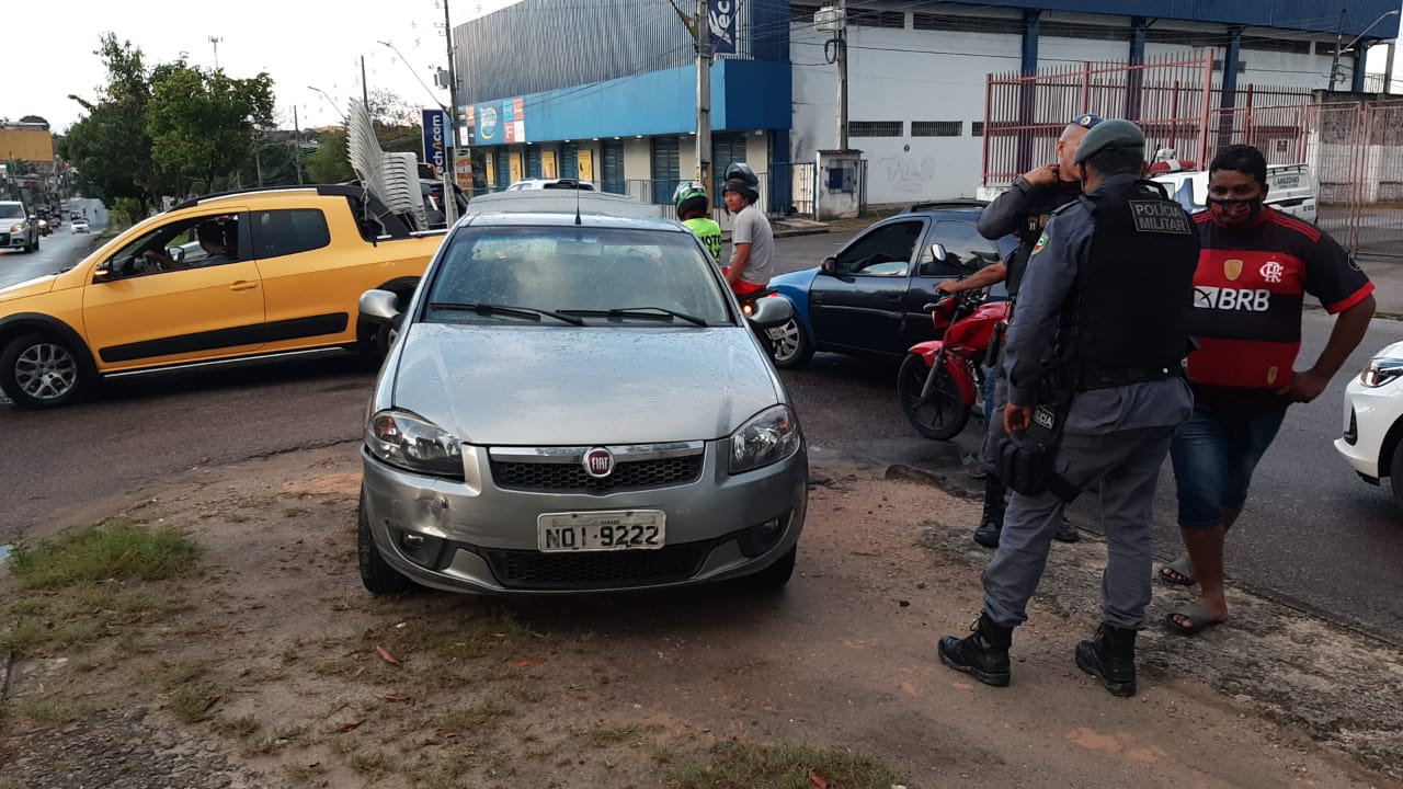 Carro de assalto se envolve em acidente com vários veículos na Avenida Grande Circular