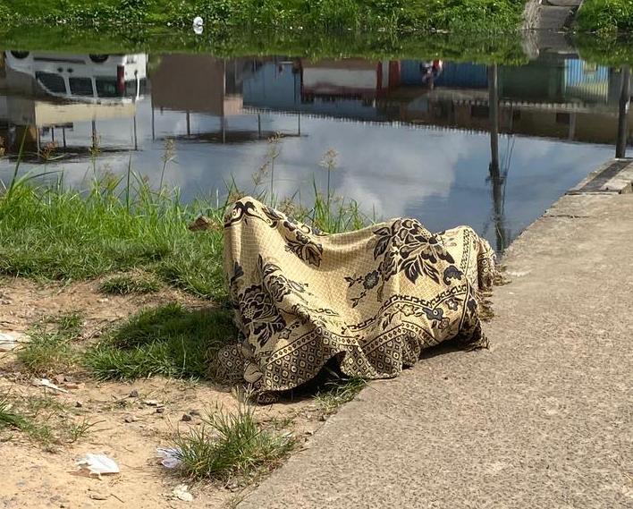 Homem vai tomar banho pulando da ponte do ‘Igarapé do 40’ e morre afogado; veja