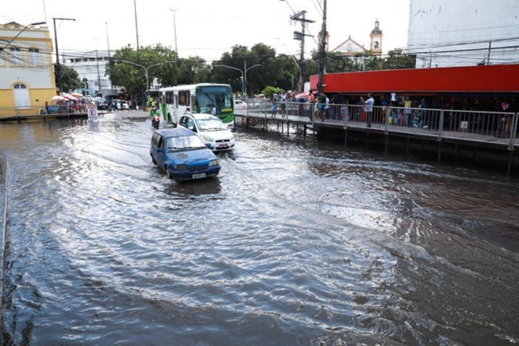 Cheia do Rio Negro altera rota de ônibus no Centro de Manaus; confira as mudanças