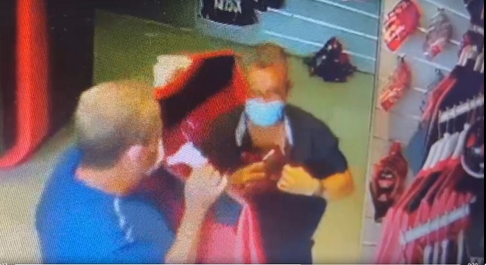 Vovôs do crime: idosos são flagrados furtando camisas em loja oficial do Flamengo em Manaus; veja vídeo