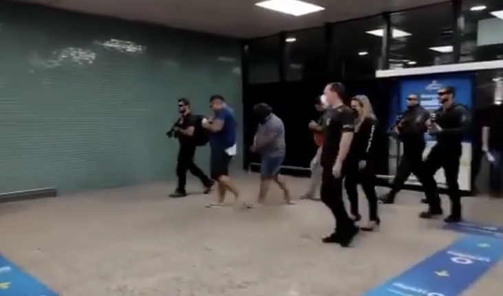 Veja o momento que os líderes do CV, que foram presos no RJ, chegam em Manaus