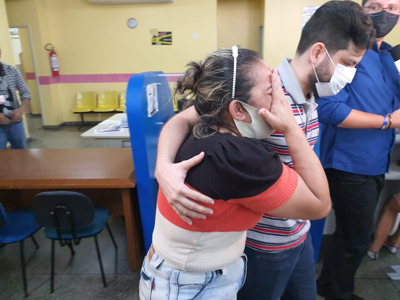 Mãe enlouquece ao encontrar com o assassino de sua filha de apenas 16 anos em Manaus; veja vídeo