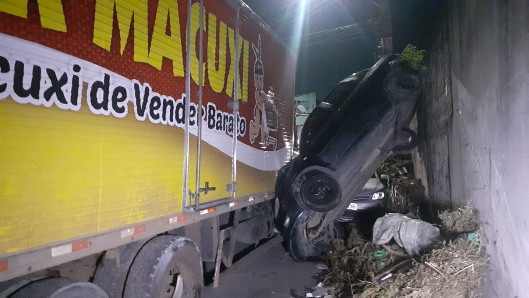 Veja momento em que caminhão ‘Velozes e Furiosos’ arrasta vários carros no Jorge Teixeira