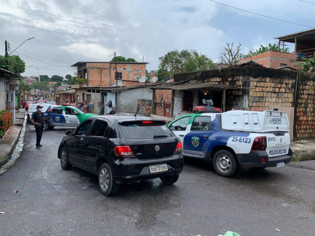 Bandidos sequestram empresário mas durante fuga são baleados e capotam o carro em Manaus; veja vídeo