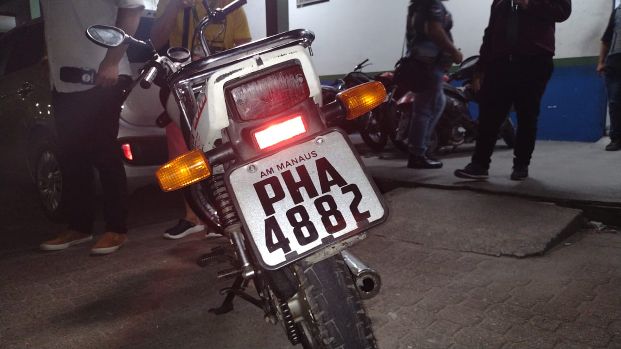 Ladrão ‘cara de pau’ adultera placa de moto com pincel, em Manaus