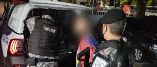 Homem invade casa de mulher, rasga as roupas dela e tenta estuprá-la, no bairro Santa Etelvina