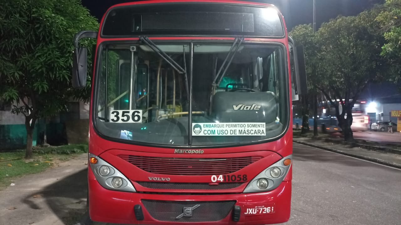 Bandidos atiram dentro de ônibus e agridem passageiros durante assalto na linha 356, em Manaus