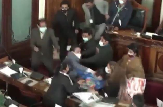 Senador e deputado trocam socos e chutes durante sessão do congresso; veja vídeo