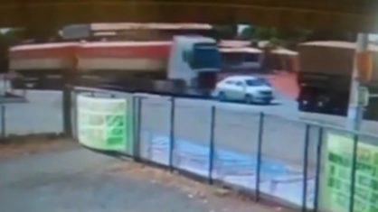 Vídeo chocante mostra momento em que carro é totalmente esmagado por duas carretas; veja